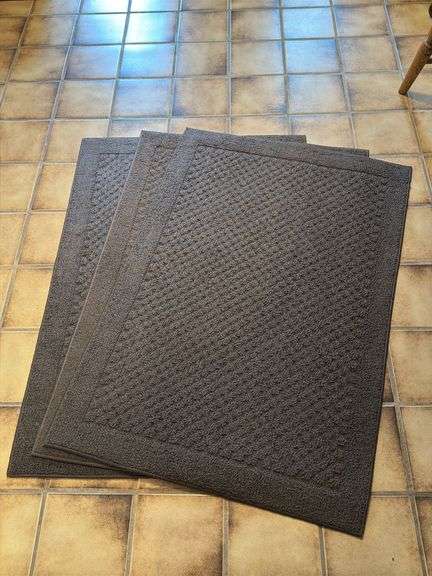 SET OF 3 FLOOR RUGS IN LIKE NEW CONDITION
