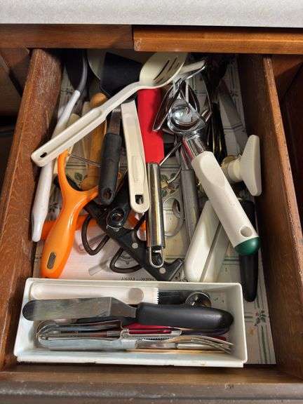 CONTENTS OF DRAWER ICECREAM SCOOP, VEGETABLE PEELER, UTENSILS