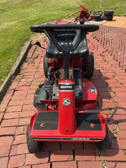 SNAPPER SR928 28” RIDING MOWER (10 HP BRIGGS & STRATTON)