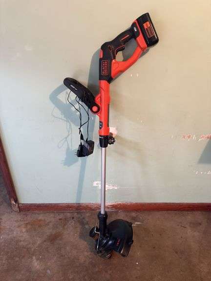 BLACK + DECKER 40V LITHIUM WEED EATER WITH CHARGER AND BATTERY