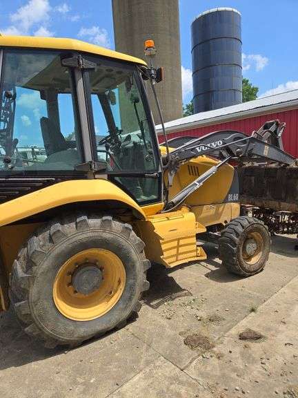 Volvo BL60 Backhoe Loader with extend-hoe
