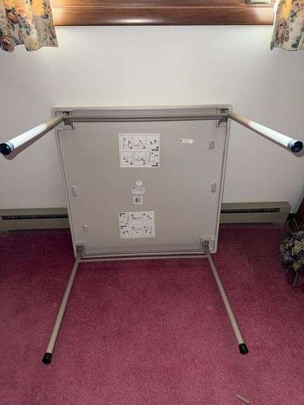 CARD TABLE *LIKE NEW*