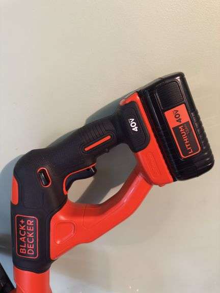 BLACK + DECKER 40V LITHIUM WEED EATER WITH CHARGER AND BATTERY