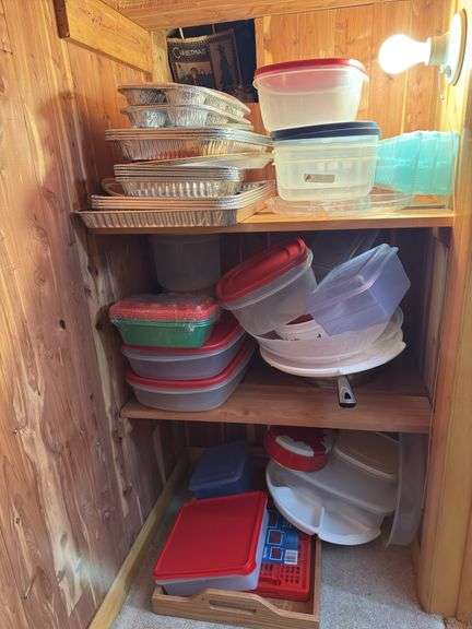 ASSORTMENT OF FOOD STORAGE CONTAINERS AND TRAYS