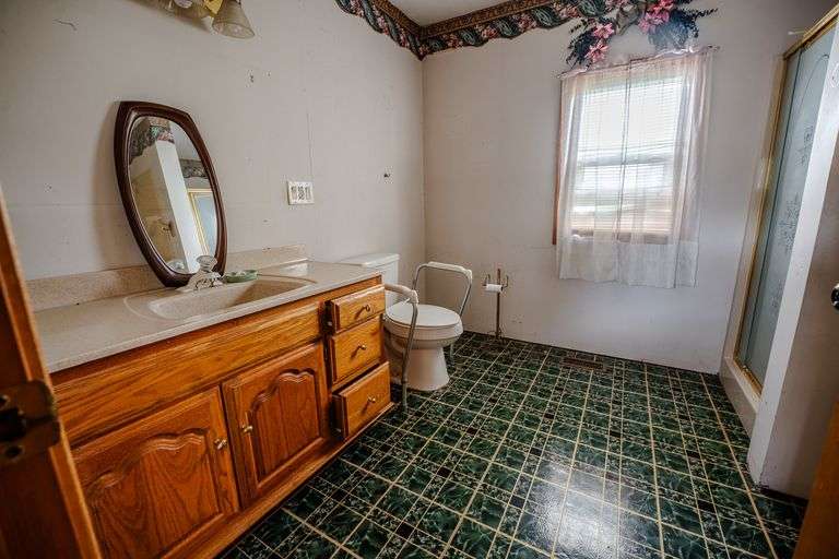 Home & Outbuildings, 5 Acres, 419 ft frontage