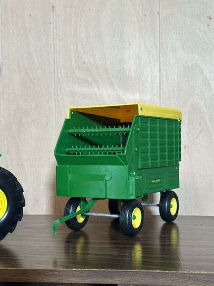 METAL JOHN DEERE TRACTOR WITH WAGON