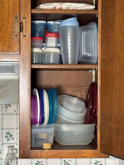 CONTENTS OF CABINET, PLASTIC FOOD STORAGE CONTAINERS