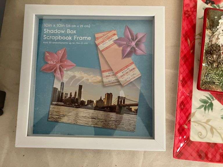 STEP STOOL, DECOR PLATE, WALL ART