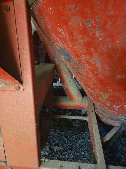 Farmhand 830 Feed Master grinder-mixer