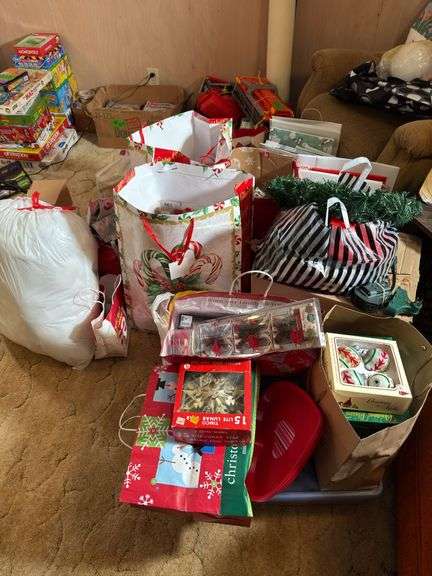 ASSORTMENT OF CHRISTMAS ITEMS: BAGS, WEEATH, ORNAMENTS, SIGNS AND MORE
