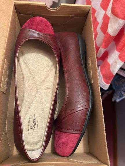 CONTENTS OF SHELVING: SHOES NEW IN BOXES