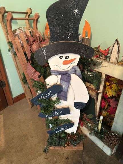 ASSORTMENT OF CHRISTMAS DECORATIONS