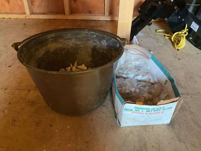 Metal Pot, Decorative Rocks