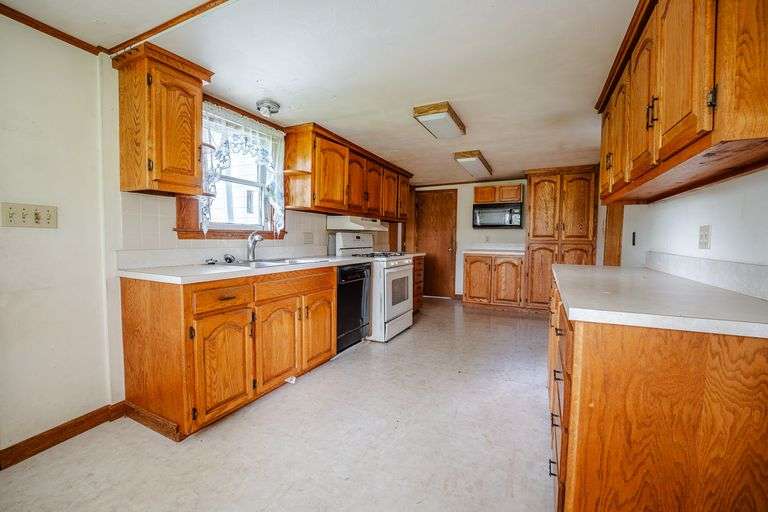 Home & Outbuildings, 5 Acres, 419 ft frontage
