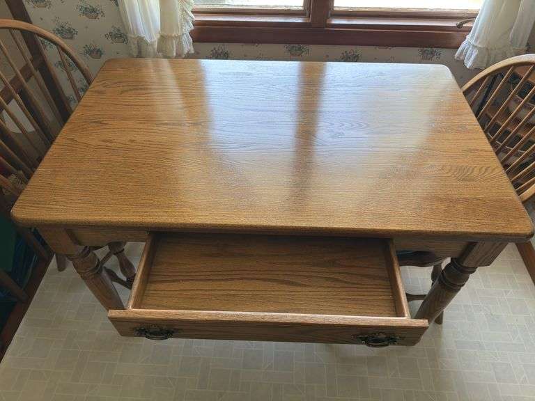 SOLID OAK KITCHEN TABLE WITH 2 MATCHING CHAIRS