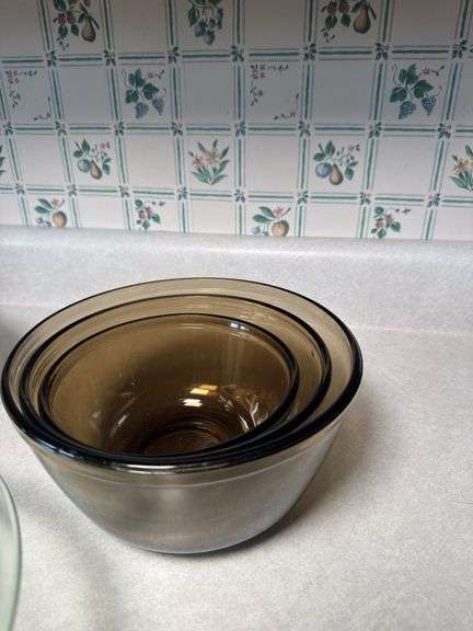 VINTAGE PYREX GREEN TINTED AND “EARLY AMERICAN”MIXING BOWL, SET OF BROWN MIXING BOWLS
