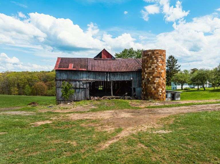 Home & Outbuildings, 5 Acres, 419 ft frontage