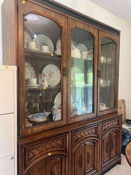Bassett Furniture Industries Wooden Hutch