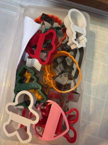 COOKIE CUTTERS, CAKE DECORATING ACCESSORIES, EGG BEATER