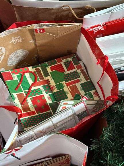 ASSORTMENT OF CHRISTMAS ITEMS: BAGS, WEEATH, ORNAMENTS, SIGNS AND MORE