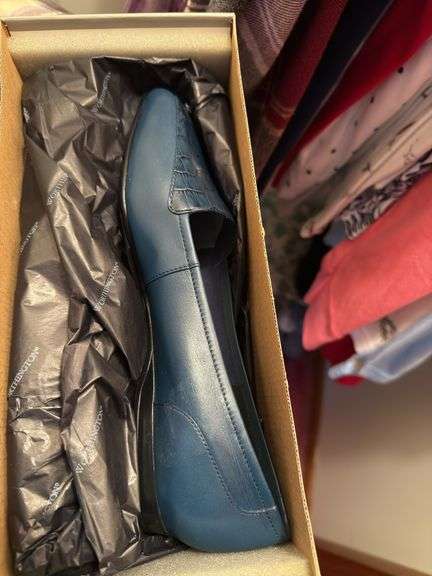 CONTENTS OF SHELF: SHOES NEW IN BOXES