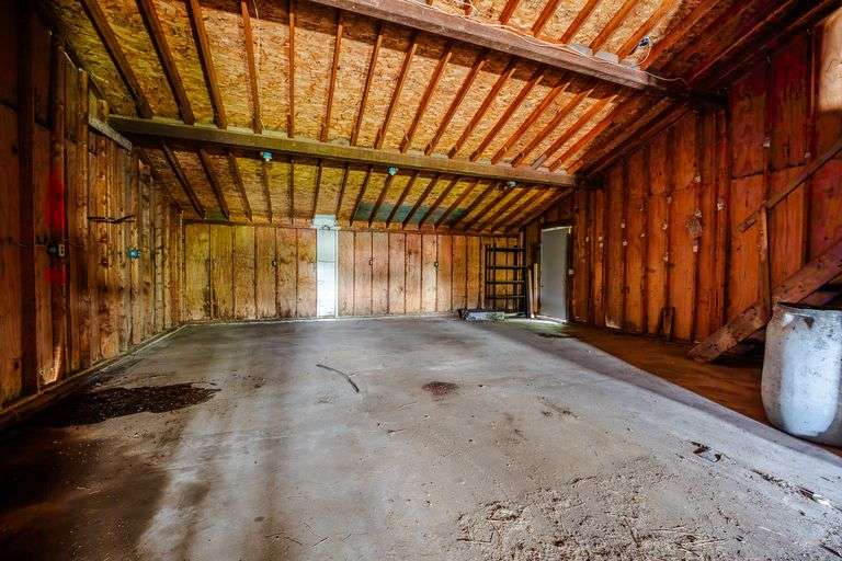 Home & Outbuildings, 5 Acres, 419 ft frontage