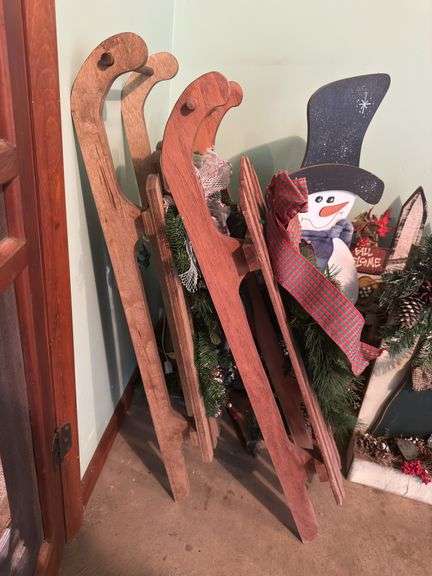 ASSORTMENT OF CHRISTMAS DECORATIONS