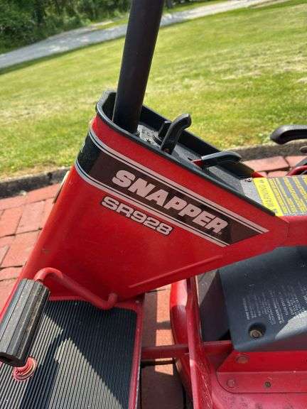 SNAPPER SR928 28” RIDING MOWER (10 HP BRIGGS & STRATTON)