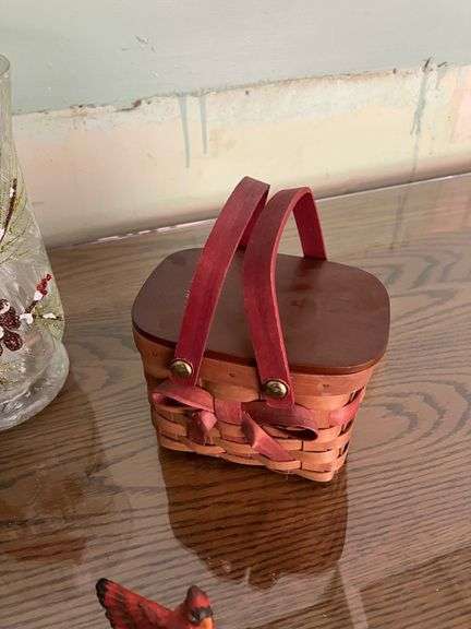 VARIETY OF SMALL BASKETS, PLATES AND DECOR