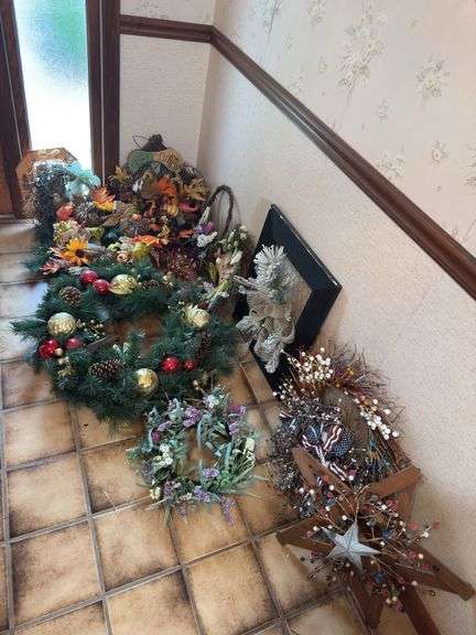 HOLIDAY DECOR WREATHS