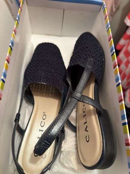 CONTENTS OF SHELVING: SHOES NEW IN BOXES