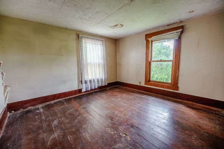 Home & Outbuildings, 5 Acres, 419 ft frontage