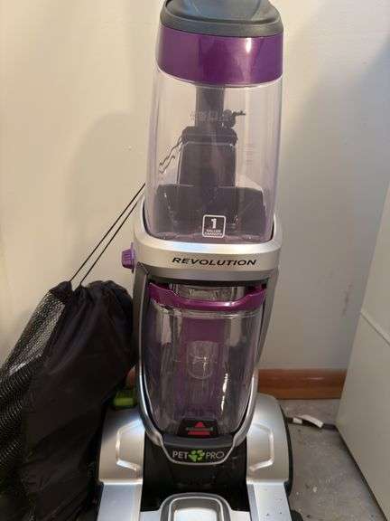 BISSELL REVOLUTION PET PRO LIKE NEW WITH ACCESSORIES AND CLEANING AGENTS