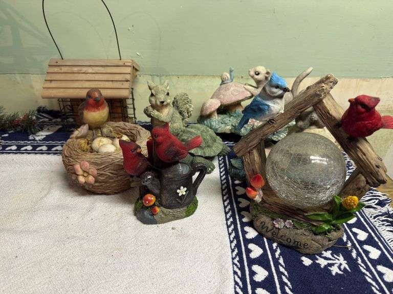 DECORATIVE LOT ANIMAL FIGURINES