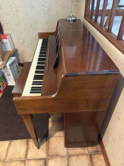 GUNDERSON CHICAGO PIANO W/PIANO BENCH