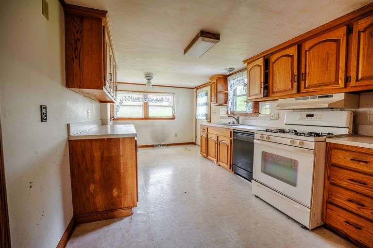 Home & Outbuildings, 5 Acres, 419 ft frontage