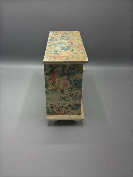 VINTAGE FLORAL JEWELRY BOX WITH CONTENTS OF JEWELRY AND WATCHES INCL. SEIKO, CITIZEN, FOSSIL, PRECIS