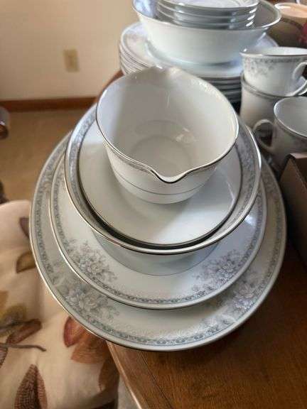 SILK GARLAND “LEGENDARY BY NORITAKE” SRI LANKA CHINA SET WITH 8 PLACE GOBLETS