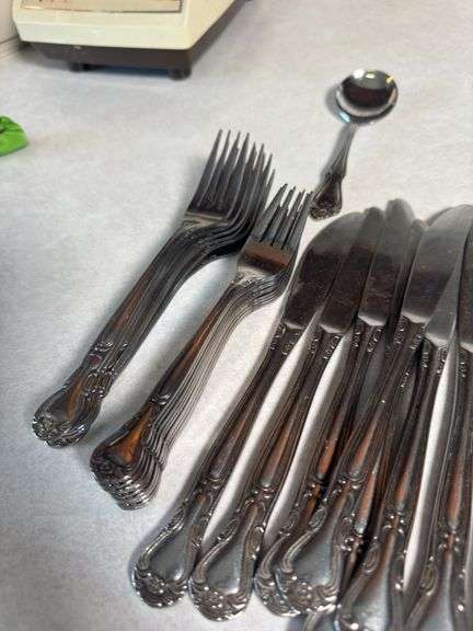 SILVERWARE SET