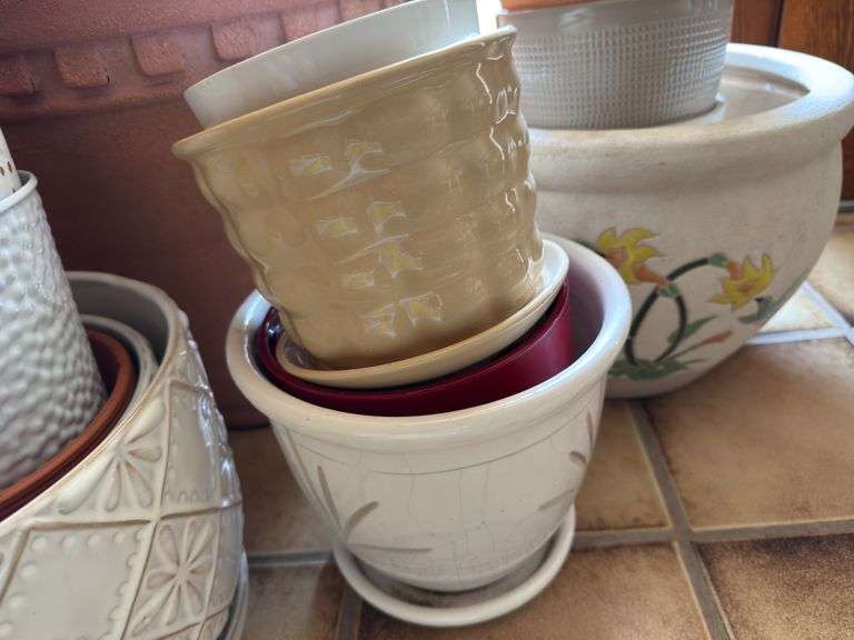 LARGE VARIETY OF FLOWER POTS