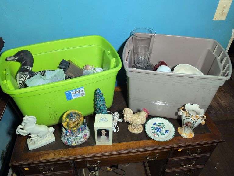 (2) totes of decorative items