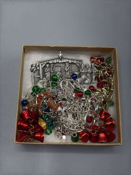 ASSORTMENT OF JEWELRY BRACELETS, NECKLACES, EARRINGS, BROOCHES