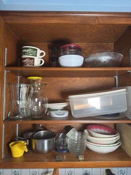 CONTENTS OF CABINET VINTAGE FLOUR SIFTER, SERVING BOWLS, MEASURING CUPS, FOOD SCALES