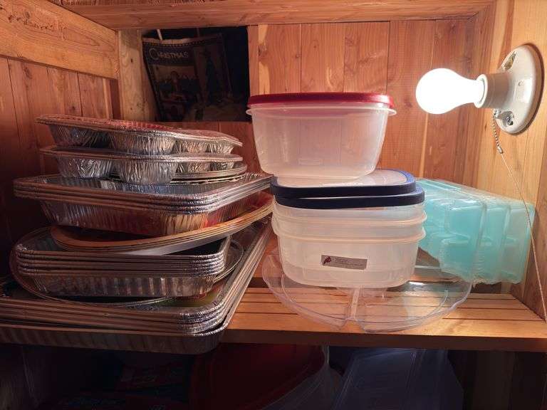 ASSORTMENT OF FOOD STORAGE CONTAINERS AND TRAYS