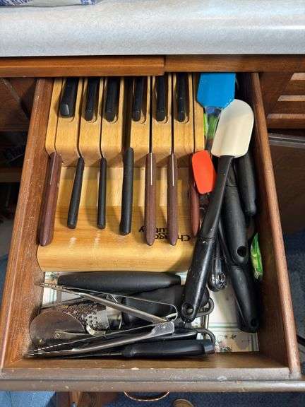 CONTENTS OF DRAWER KNIVES, SPATULAS