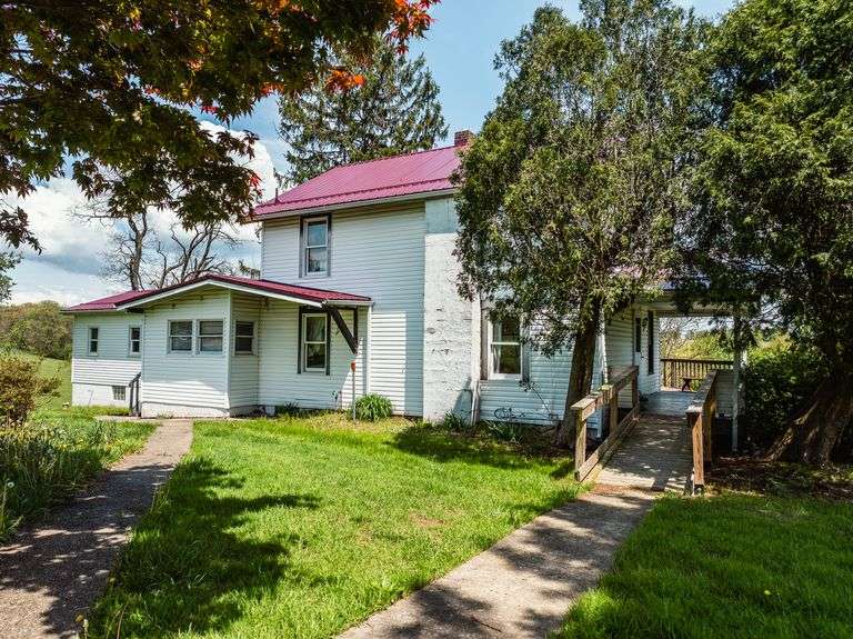 Home & Outbuildings, 5 Acres, 419 ft frontage