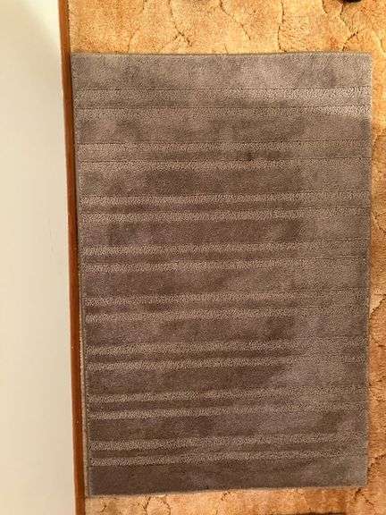 PAIR OF FLOOR RUGS IN GREAT CONDITION