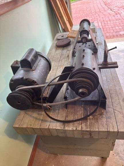 HOMEMADE WORKING LATHE WITH WOOD TURNING CHISEL SET (PALLET MAKES WORK TABLE THAT GOES OVER CENTER R