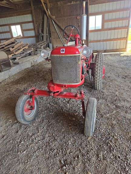 1947 McCormick IH Farmall Cub w/ 4.5' blade attachment