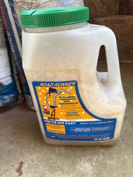 SNOW SHOVELS (x3), 40LB BAGS OF ICE MELTER (x 4.5)